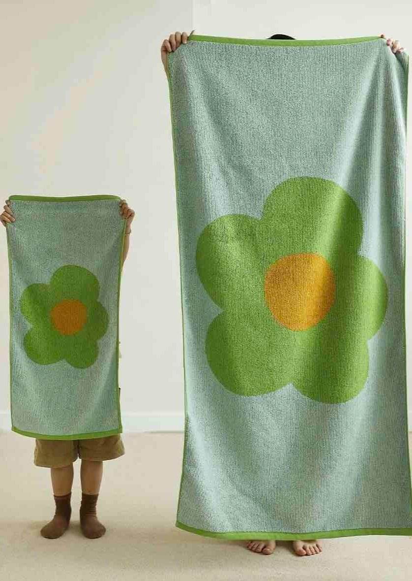 Cute Whimsical Sunflower Bath Towel - Ultra Soft & Absorbent Staple Cotton - Zoanne