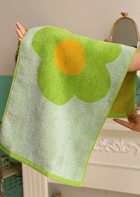 Cute Whimsical Sunflower Bath Towel - Ultra Soft & Absorbent Staple Cotton - Zoanne