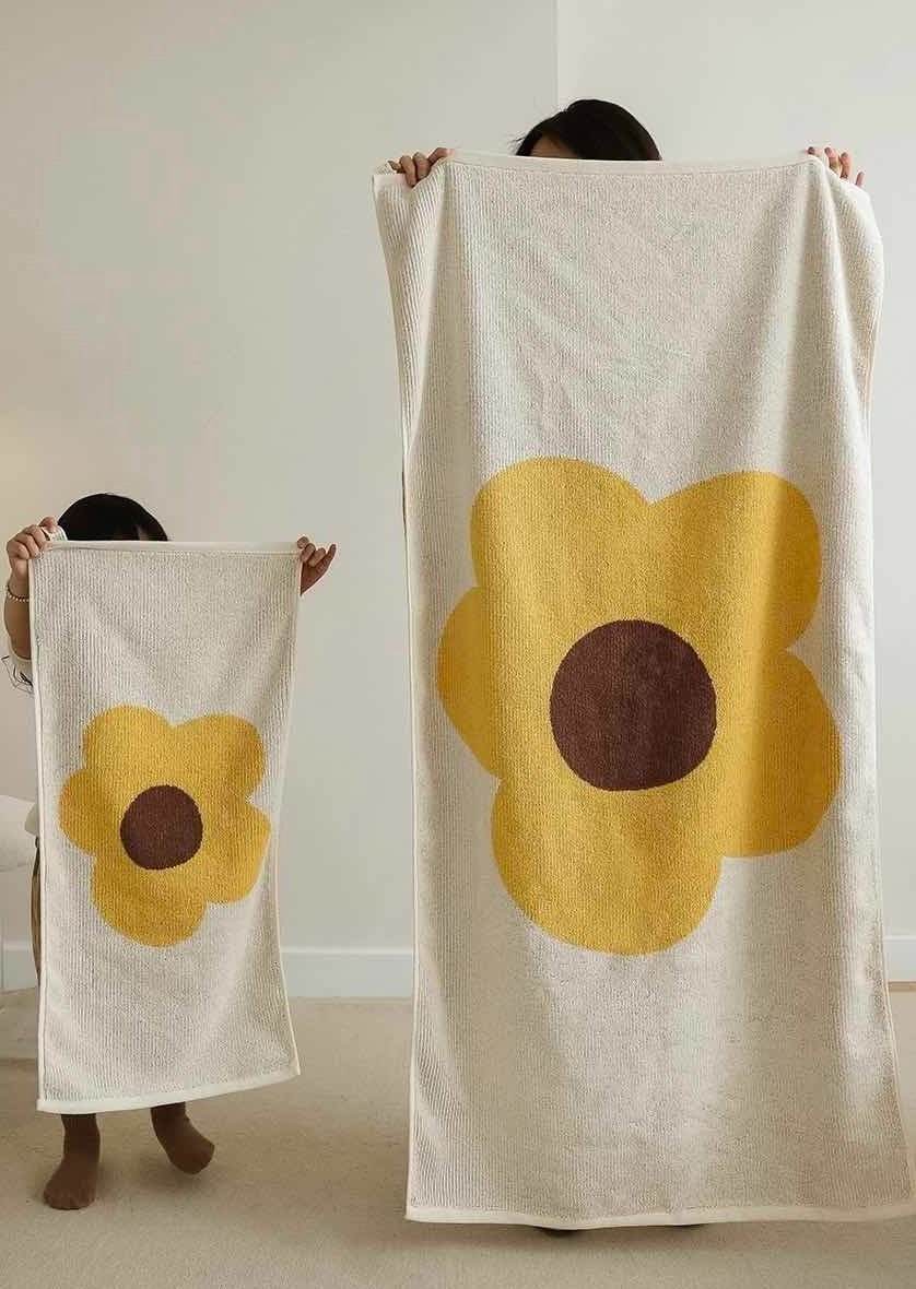 Cute Whimsical Sunflower Bath Towel - Ultra Soft & Absorbent Staple Cotton - Zoanne